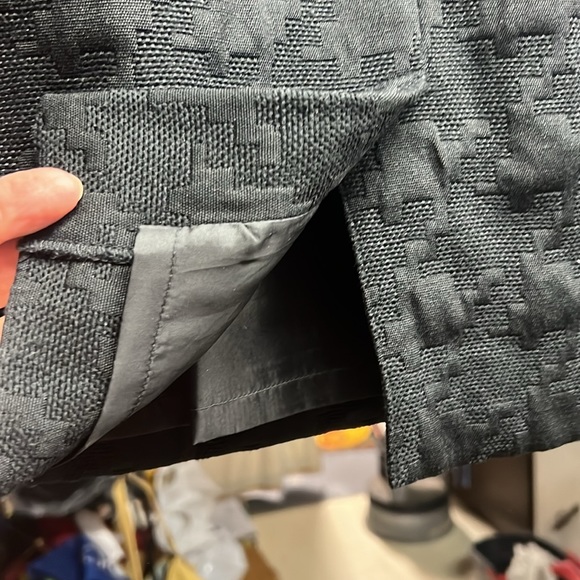 Black, houndstooth plaid pattern, pencil skirt - Picture 3 of 8